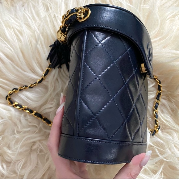 Vintage Chanel 80s 90s Navy Blue Lambskin Flap Bucket Shoulder Bag - Picture 15 of 16